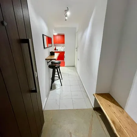 아파트 Flat With Garden