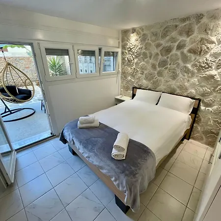 Flat With Garden Apartment *